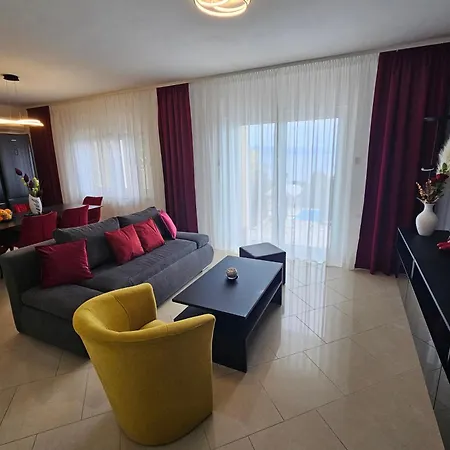 Family-friendly With Swimming Pool - 7916 Apartment