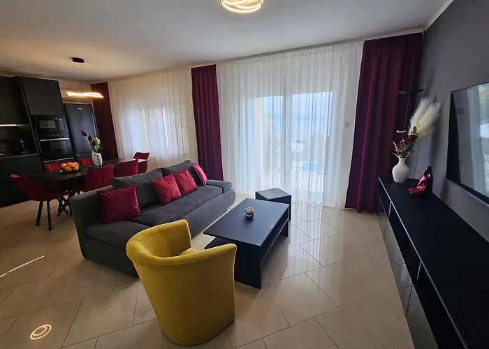 Family-friendly With Swimming Pool - 7916 Apartment